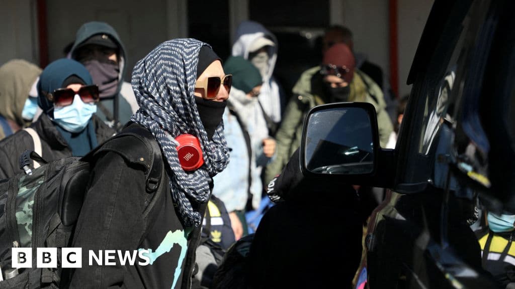 34 Australians freed from Syrian camp return amid paperwork issues